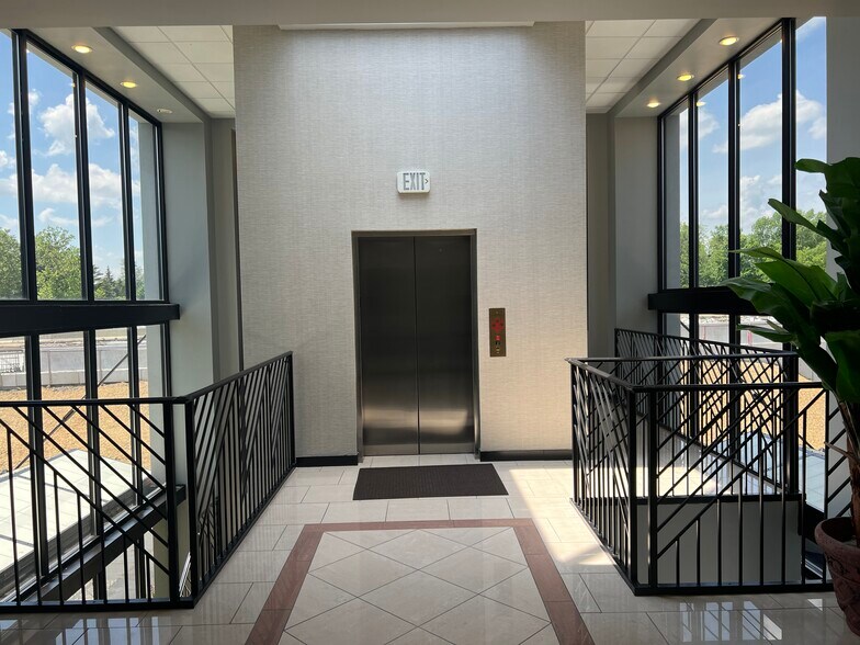 More Photos Of 6910 N Shadeland Ave, Indianapolis Serviced Offices For Lease