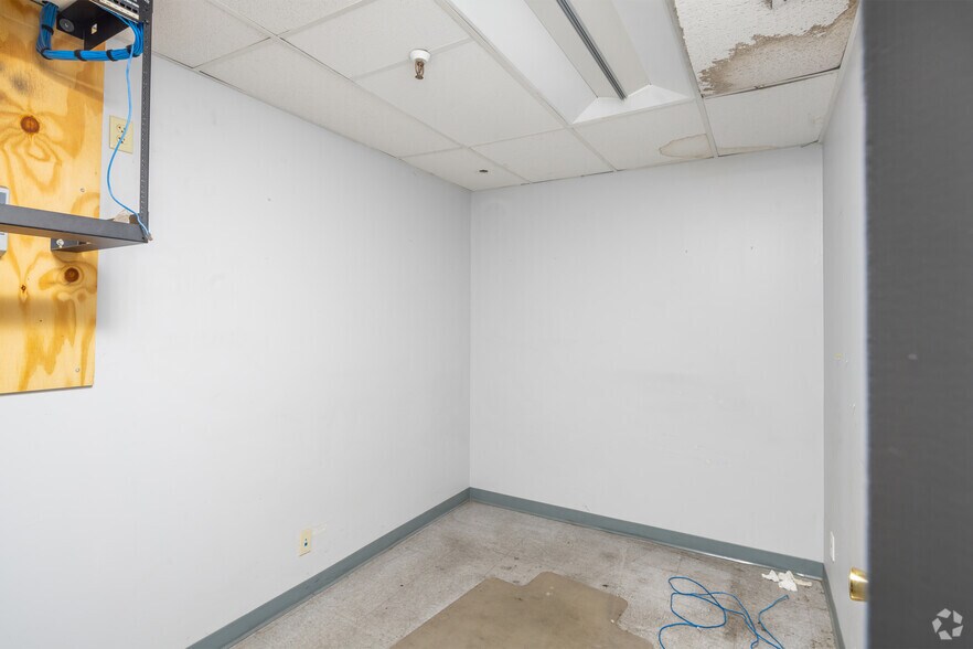 More Photos Of 523 Urban Loop, San Antonio Warehouse For Lease