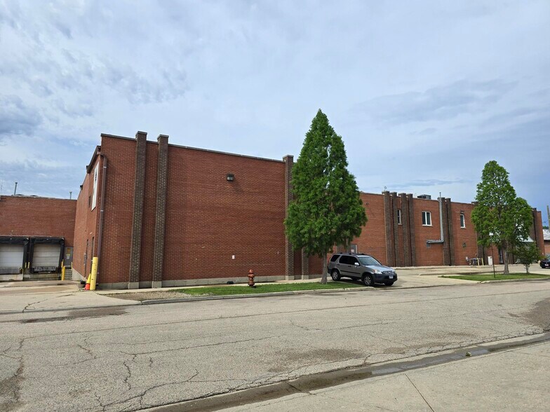 More Photos Of 4820 Washington St, Skokie Warehouse For Sale