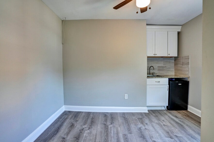 More Photos Of 36 Railroad St, Linfield Restaurant For Sale