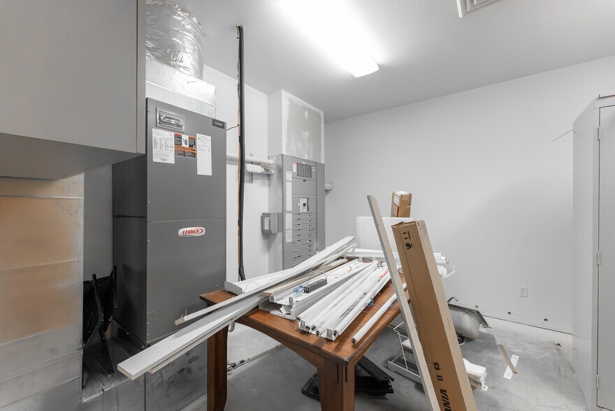 More Photos Of 2665 Glendale Valley Rd, Glendale Office For Sale