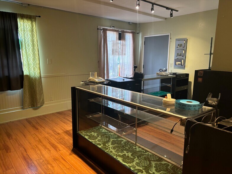 More Photos Of 15350 NE Sandy Blvd, Portland Office Residential For Sale