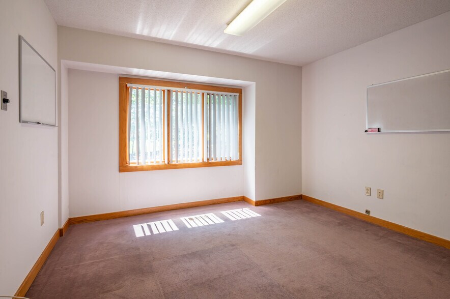 More Photos Of 74 Northeastern Blvd, Nashua Medical For Sale