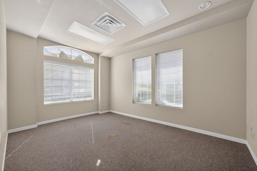 More Photos Of 4230 Gardendale St, San Antonio Office For Sale