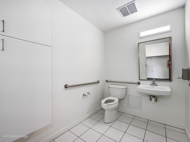 More Photos Of 1831 Benson Ave, Evanston Office For Sale