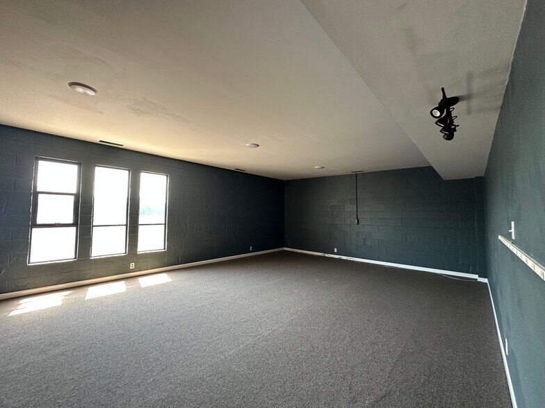 More Photos Of 1400 S Bertelsen Rd, Eugene Office For Lease