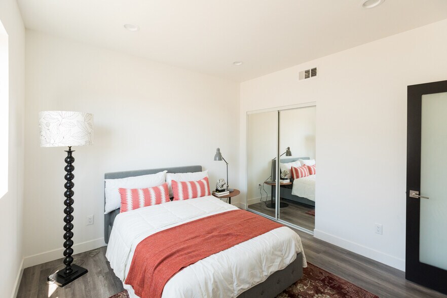 More Photos Of 14827 W Victory Blvd, Van Nuys Apartments For Sale