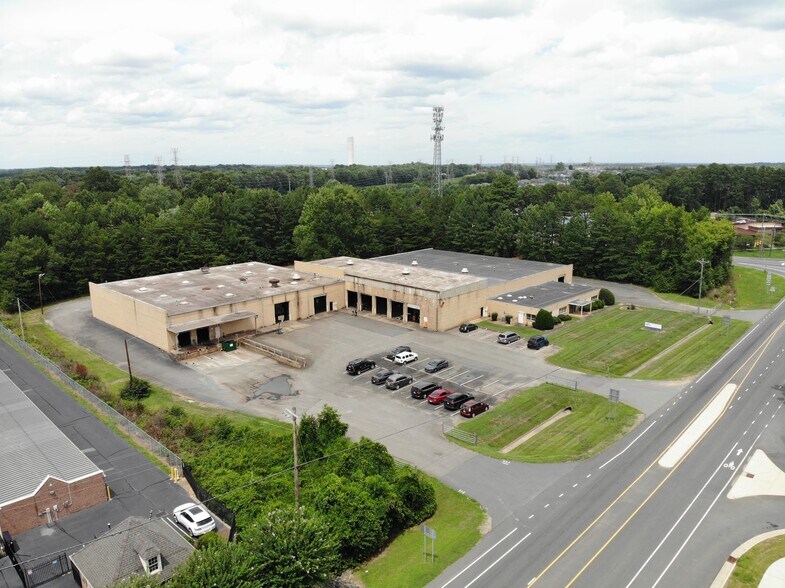 More Photos Of 11601 Hambright Rd, Huntersville Manufacturing For Lease