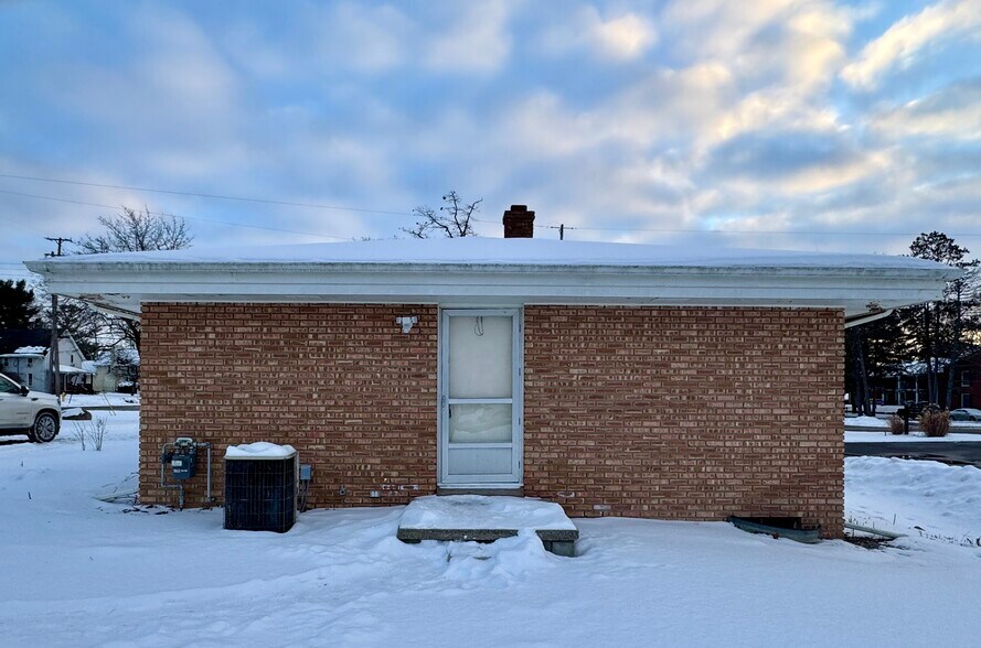 More Photos Of 327 E North St, Owosso Medical For Sale