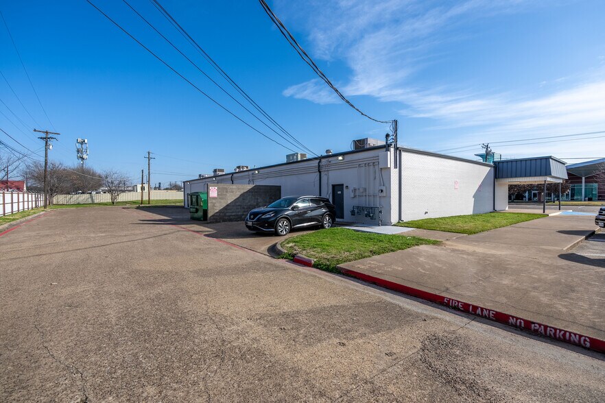 More Photos Of 2001-2011 N Britain Rd, Irving Storefront Retail Office For Sale