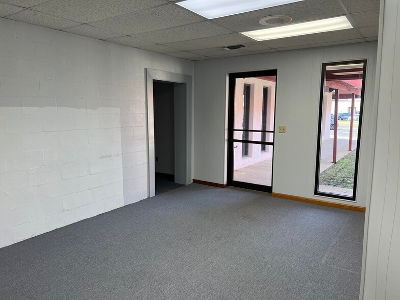 More Photos Of 401 Peacock Street, Cochran Office For Sale