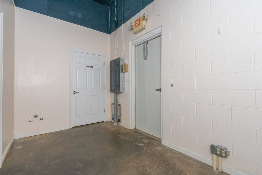 More Photos Of 4365-4373 Highway 24, Anderson Storefront Retail Office For Lease