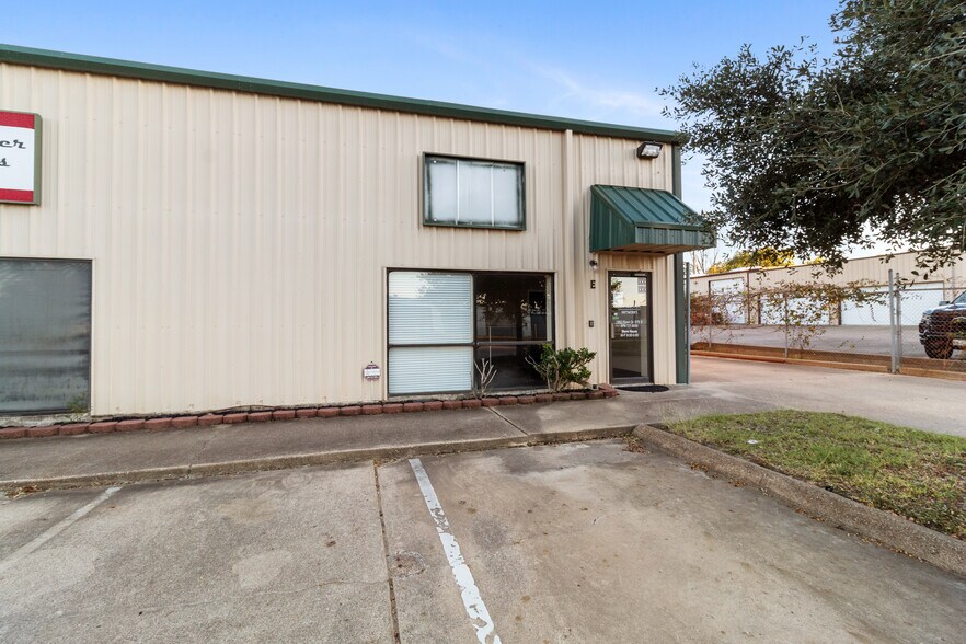 More Photos Of 1902 Pinon Dr, College Station Warehouse For Lease