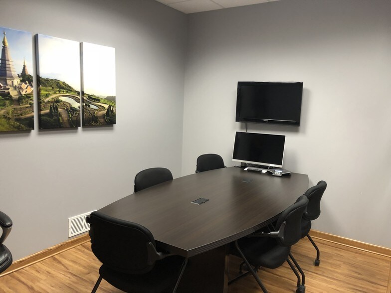 More Photos Of 820 E Terra Cotta Ave, Crystal Lake Office For Sale