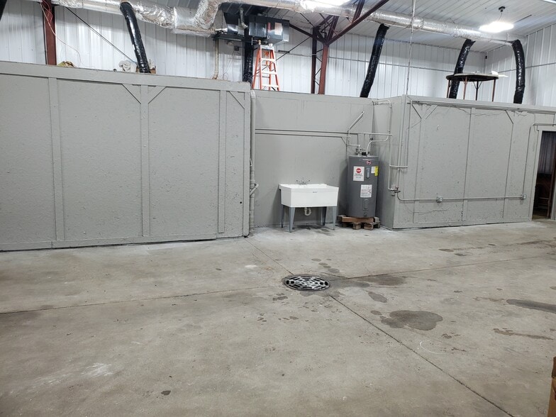 More Photos Of 117 N Oakridge Dr, North Prairie Service For Lease