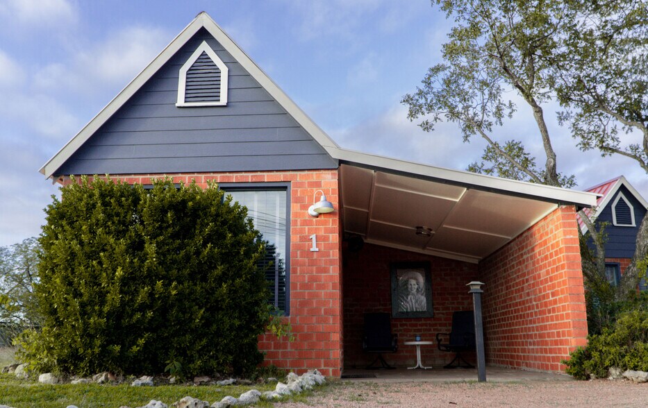 More Photos Of 2710 S Commercial Ave, Coleman Hotel For Sale