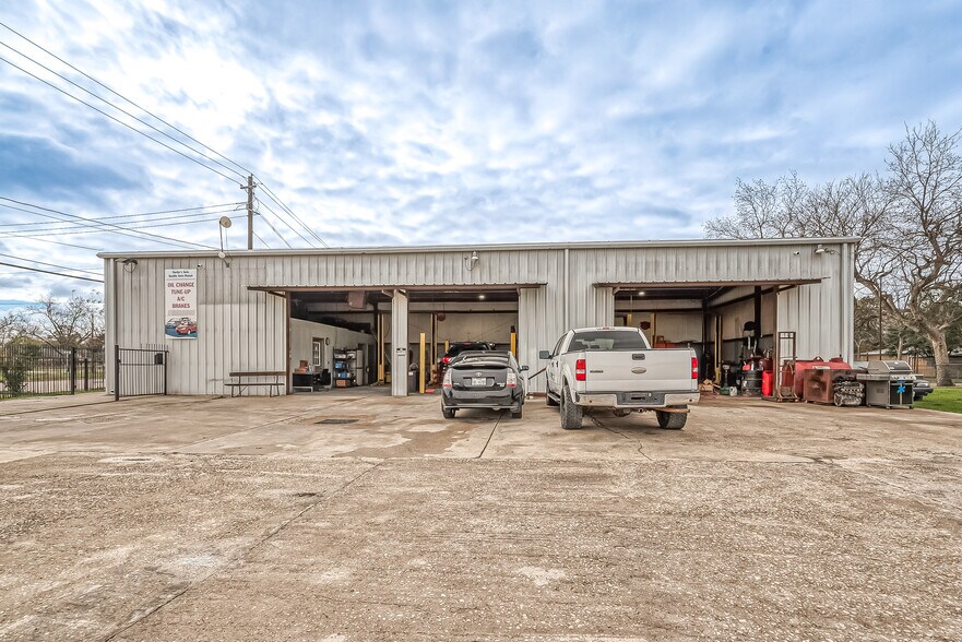 More Photos Of 7215 N Shepherd Dr, Houston Auto Repair For Sale