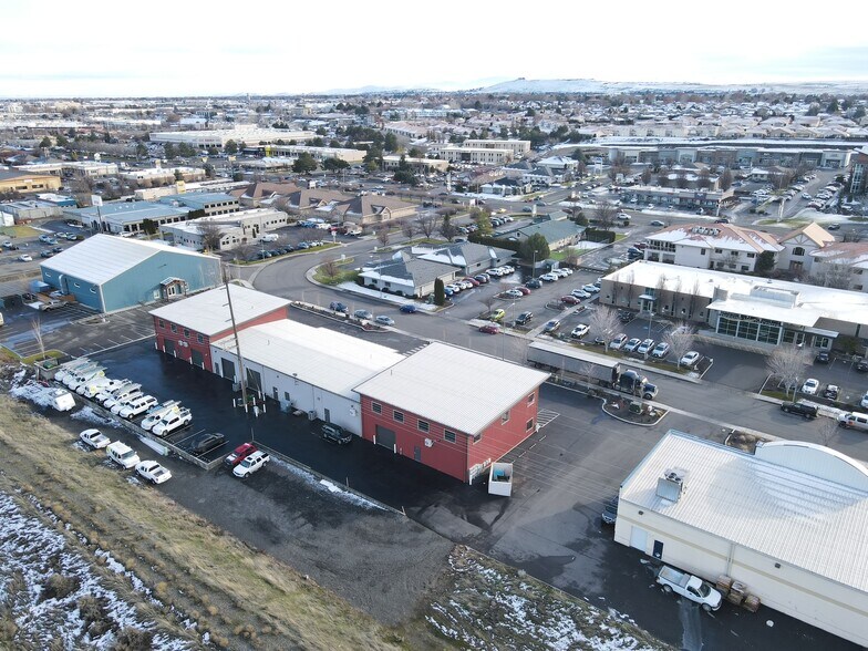 More Photos Of 8804 W Victoria Ave, Kennewick Showroom For Lease