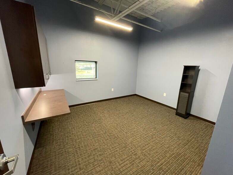 More Photos Of 8570 Northwest Blvd, Indianapolis Medical For Lease