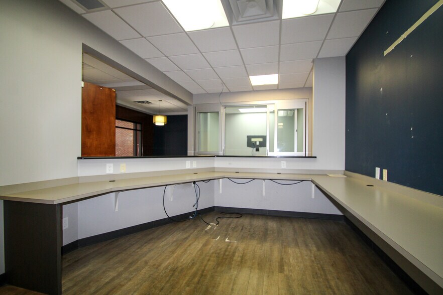 More Photos Of 9911 Shelbyville Rd, Louisville Office For Lease