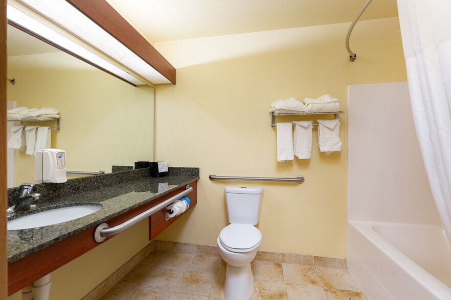 More Photos Of 550 SE Highway 101, Lincoln City Hotel For Sale