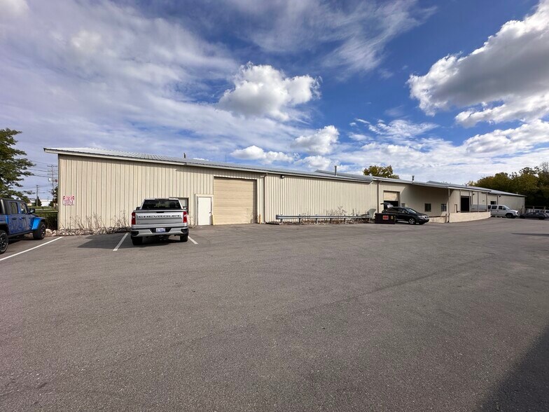 More Photos Of 3500 3 Mile Rd NW, Grand Rapids Manufacturing For Lease