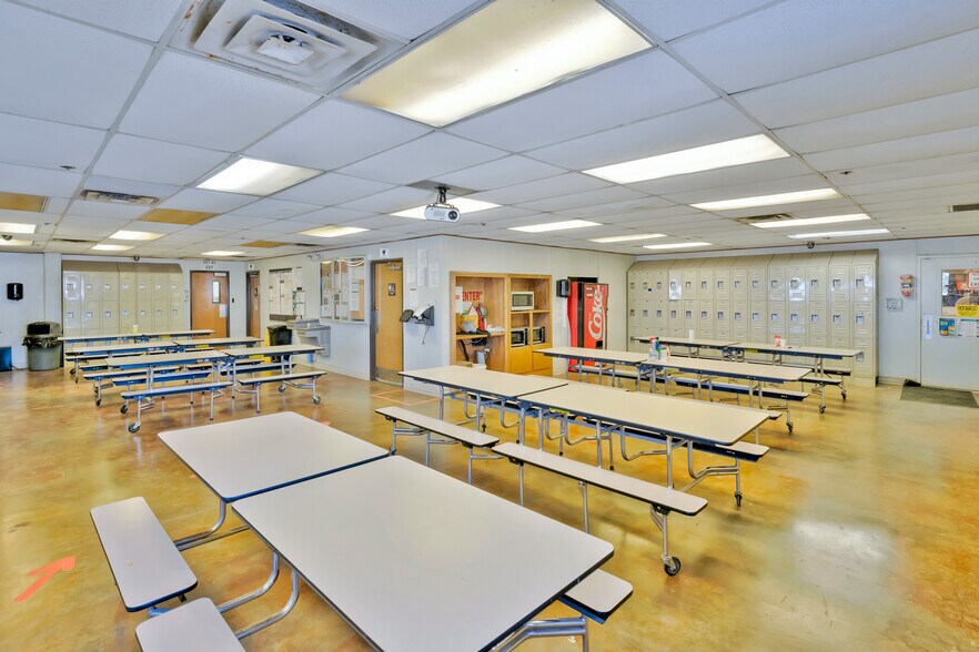 More Photos Of 500 Randall St, Rhome Manufacturing For Lease