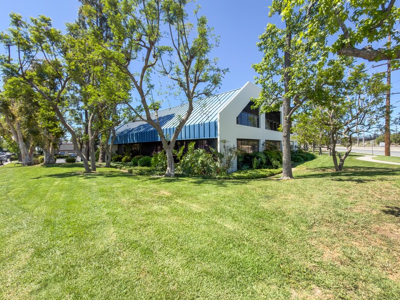 More Photos Of 5397 N Commerce Ave, Moorpark Manufacturing For Sale