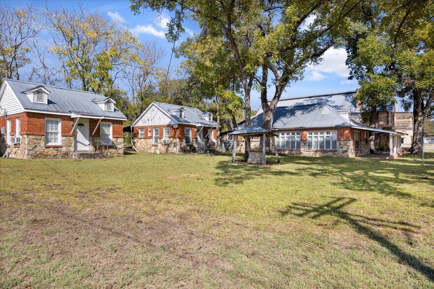 More Photos Of 301 NE Barnard St, Glen Rose Office For Sale