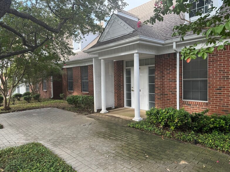More Photos Of 911 York Dr, DeSoto Medical For Sale