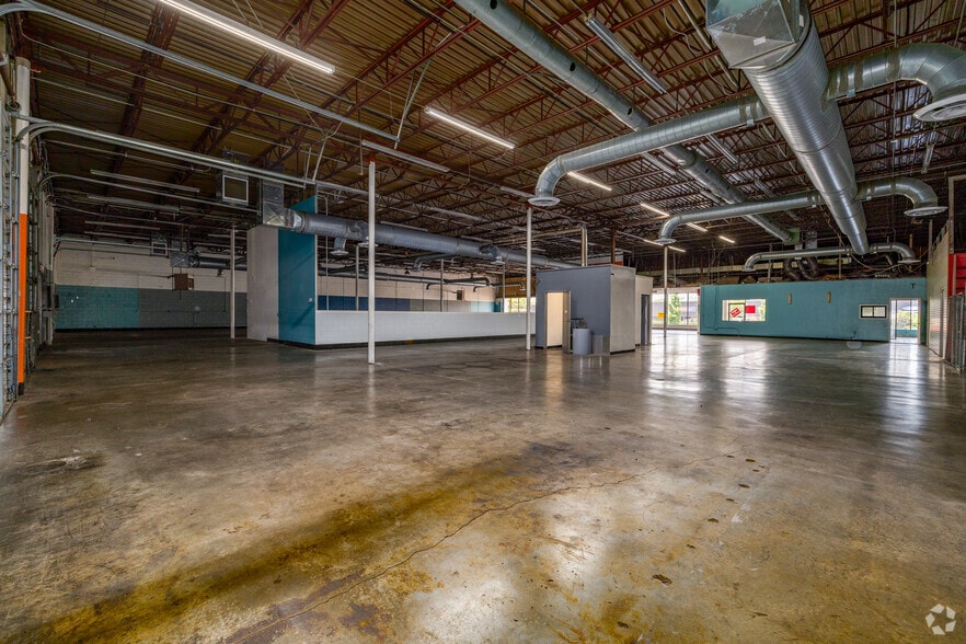 More Photos Of 2550 Regency Rd, Lexington Showroom For Lease