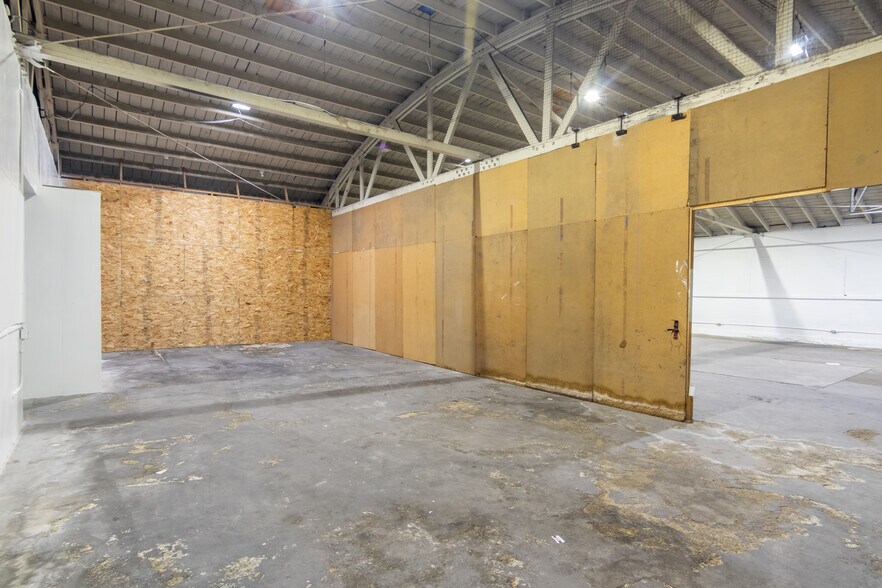 More Photos Of 11129 Hartsook St, North Hollywood Warehouse For Lease