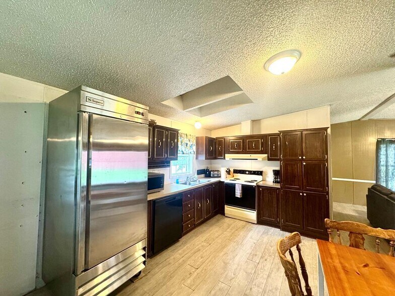 More Photos Of 158 Caloric Rd., Mullens Flex For Sale