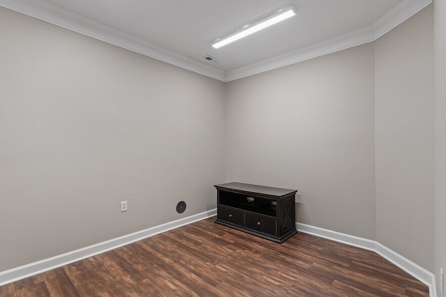 More Photos Of 6501 Creedmoor Rd, Raleigh Office Residential For Lease