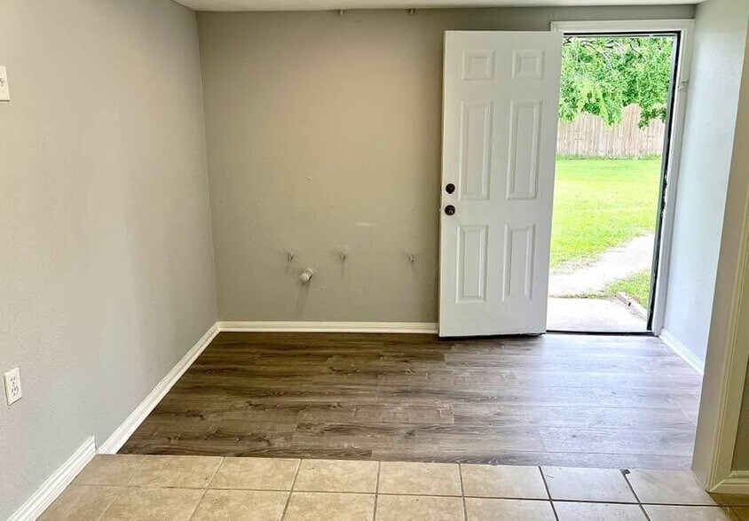 More Photos Of 1501 Mercury Dr, Jacinto City Office For Lease