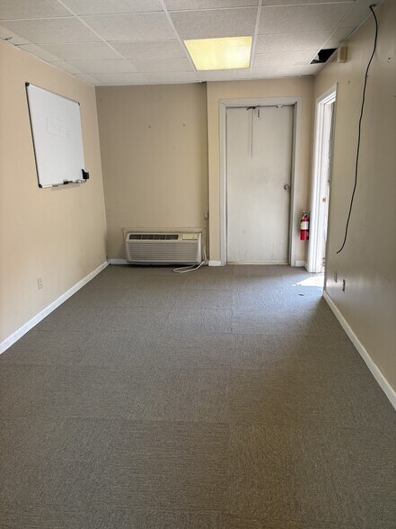 More Photos Of 460 S Post Oak Rd, Sulphur Self Storage For Lease