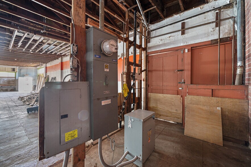 More Photos Of 1434 E Broadway, Long Beach Storefront Retail Office For Sale