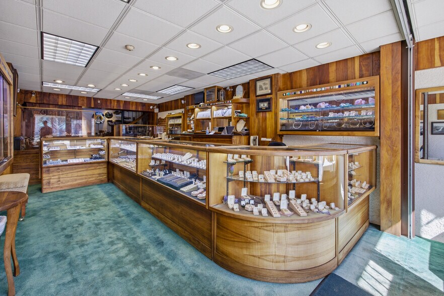 More Photos Of 326 Forest Ave, Laguna Beach General Retail For Sale