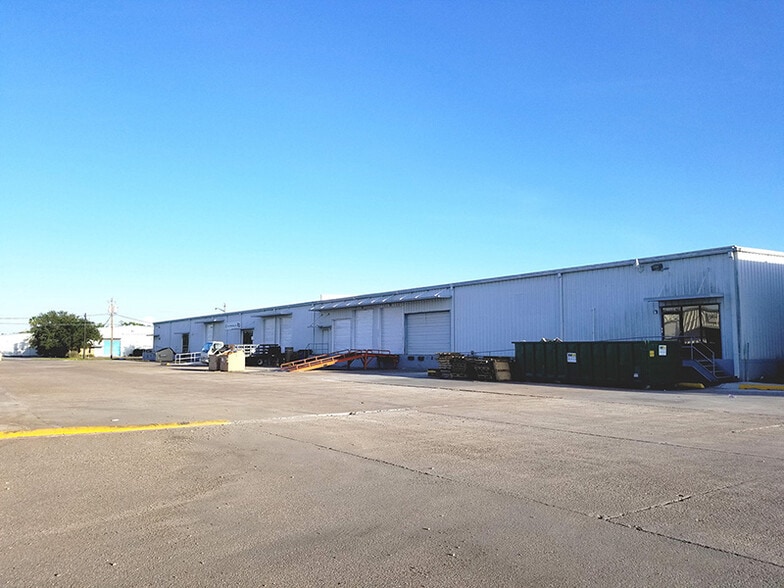 More Photos Of 405 N T St, Harlingen Unknown For Lease