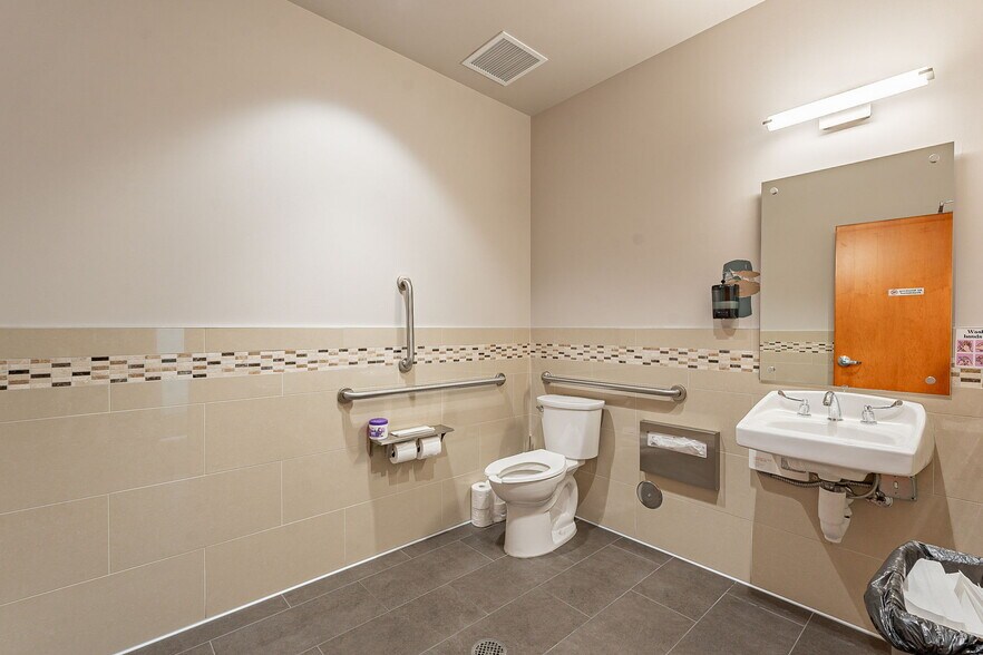 More Photos Of 1095 W Rio Salado Pky, Tempe Loft Creative Space For Lease