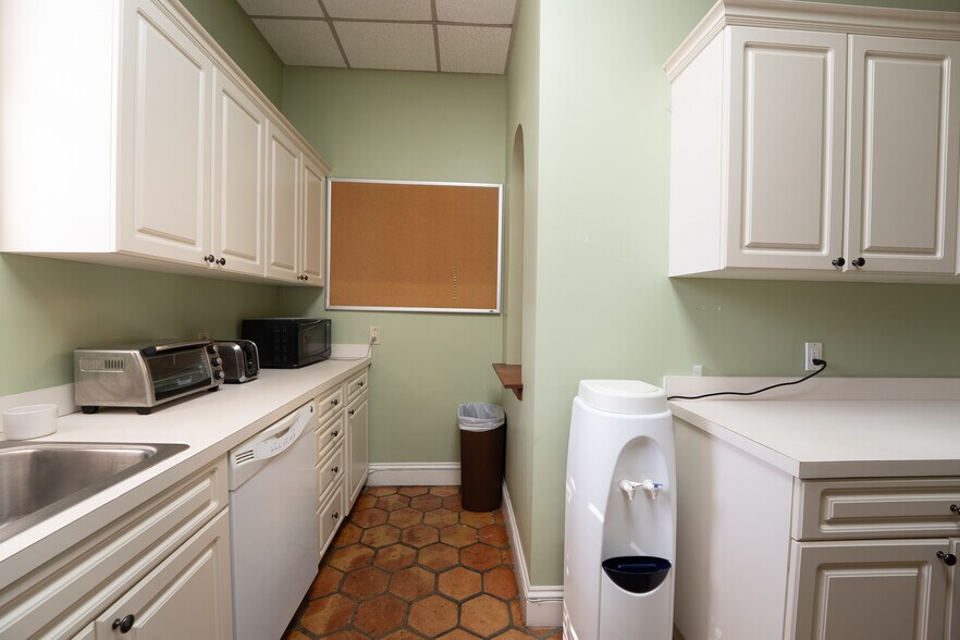 More Photos Of 2120 N Dixie Hwy, Boca Raton Unknown For Lease