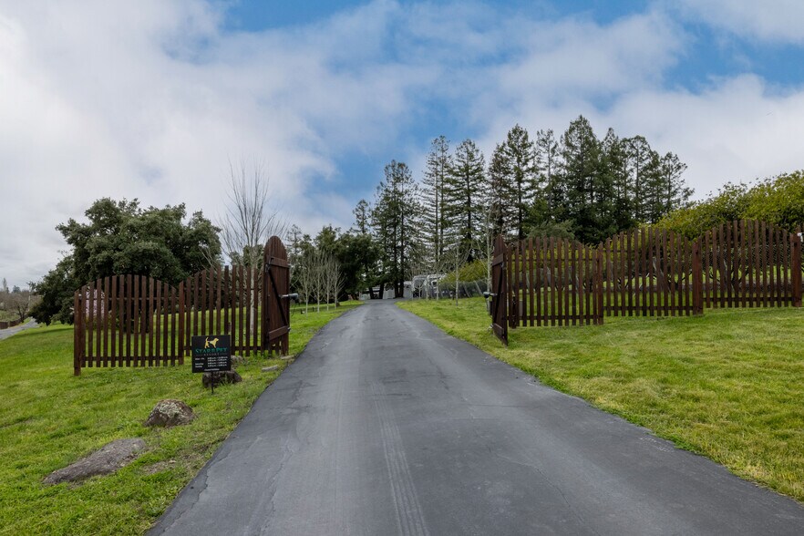 More Photos Of 7050 Starr Rd, Windsor Veterinarian Kennel For Sale