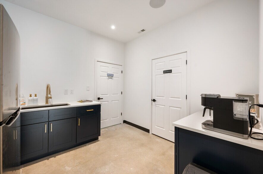 More Photos Of 12550 Promise Creek Ln, Fishers Light Distribution For Lease