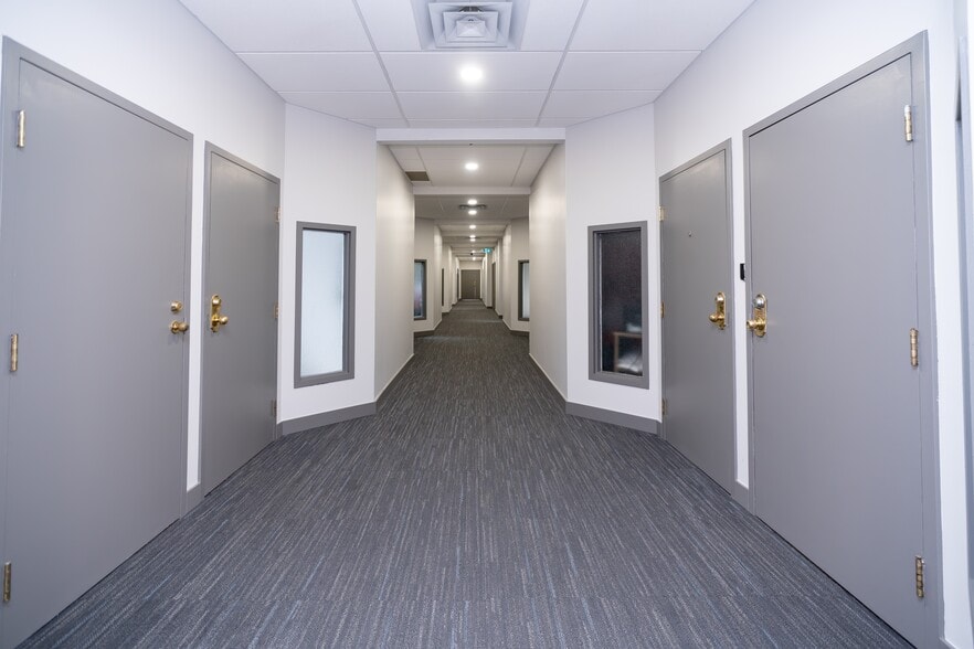 More Photos Of 5473-5475 Av Royalmount, Mont-Royal Warehouse For Lease