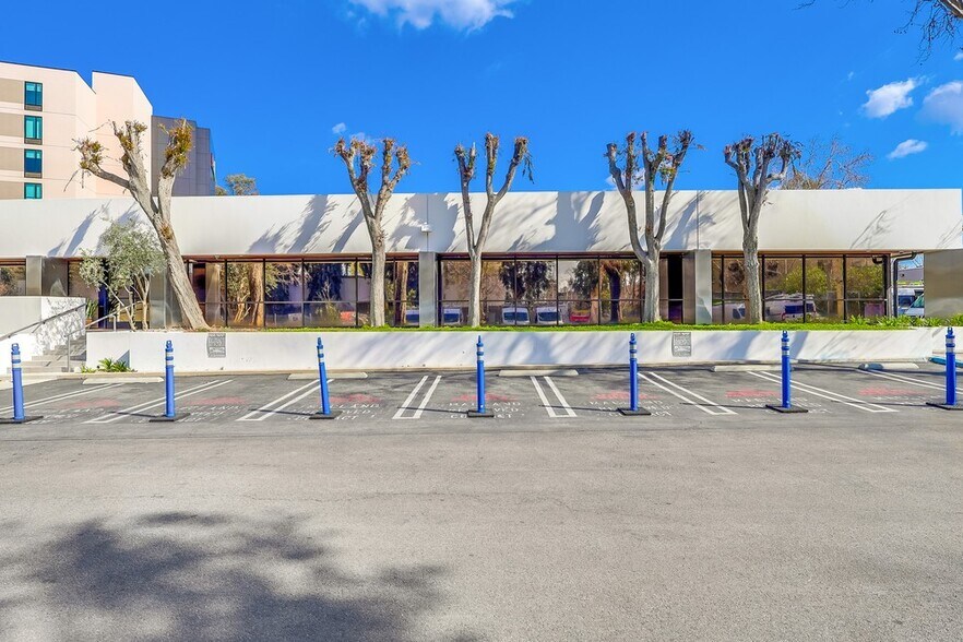 More Photos Of 5947-5951 Variel Ave, Woodland Hills Office For Sale