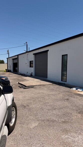 More Photos Of 11061 Shady Trl, Dallas Showroom For Lease