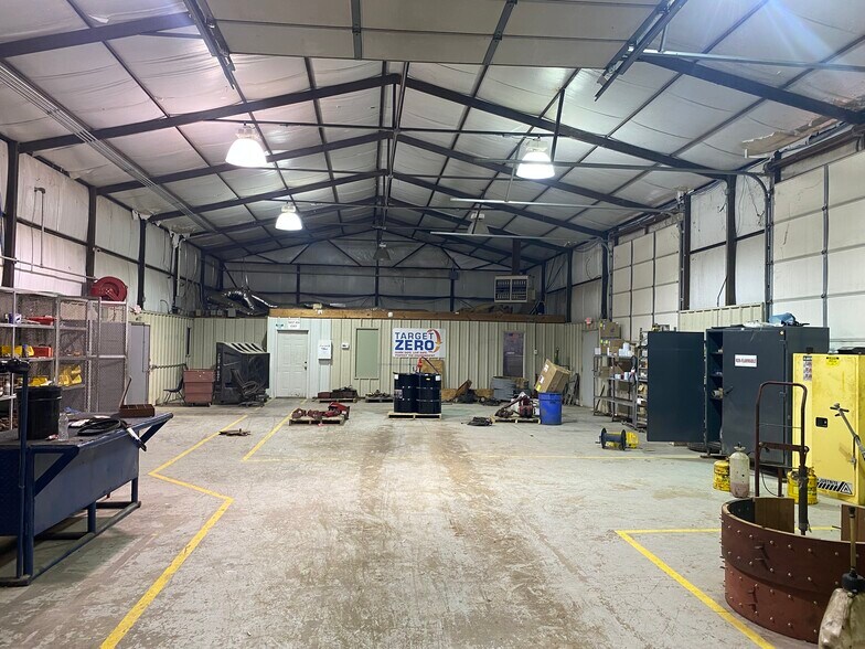 More Photos Of 1206 SE 4th St, Lindsay Manufacturing For Sale
