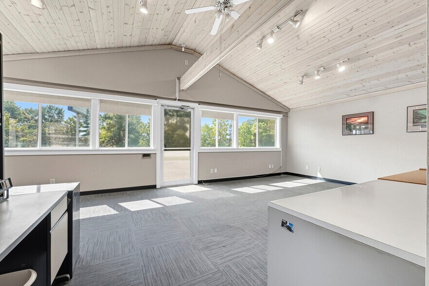 More Photos Of 635 E Business 30, Columbia City Showroom For Sale