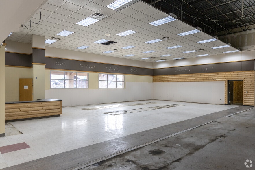 More Photos Of 400 W 9th St N, Ladysmith General Retail For Sale