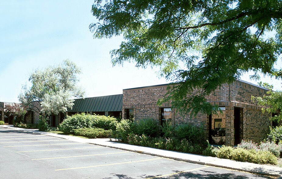 More Photos Of 702-778 W Algonquin Rd, Arlington Heights Warehouse For Lease